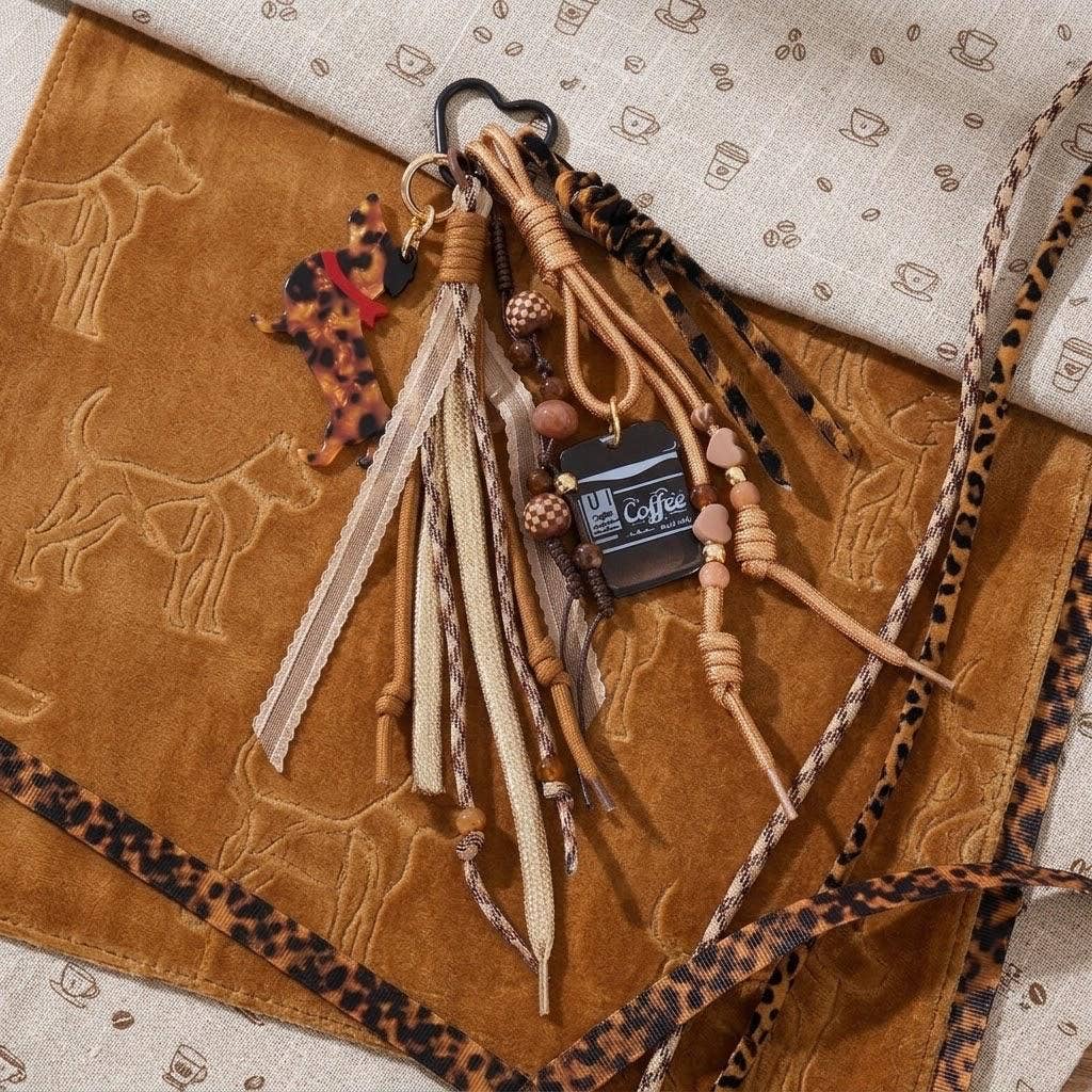 Bijou de sac Dog & Coffee – Porte-clés bohème