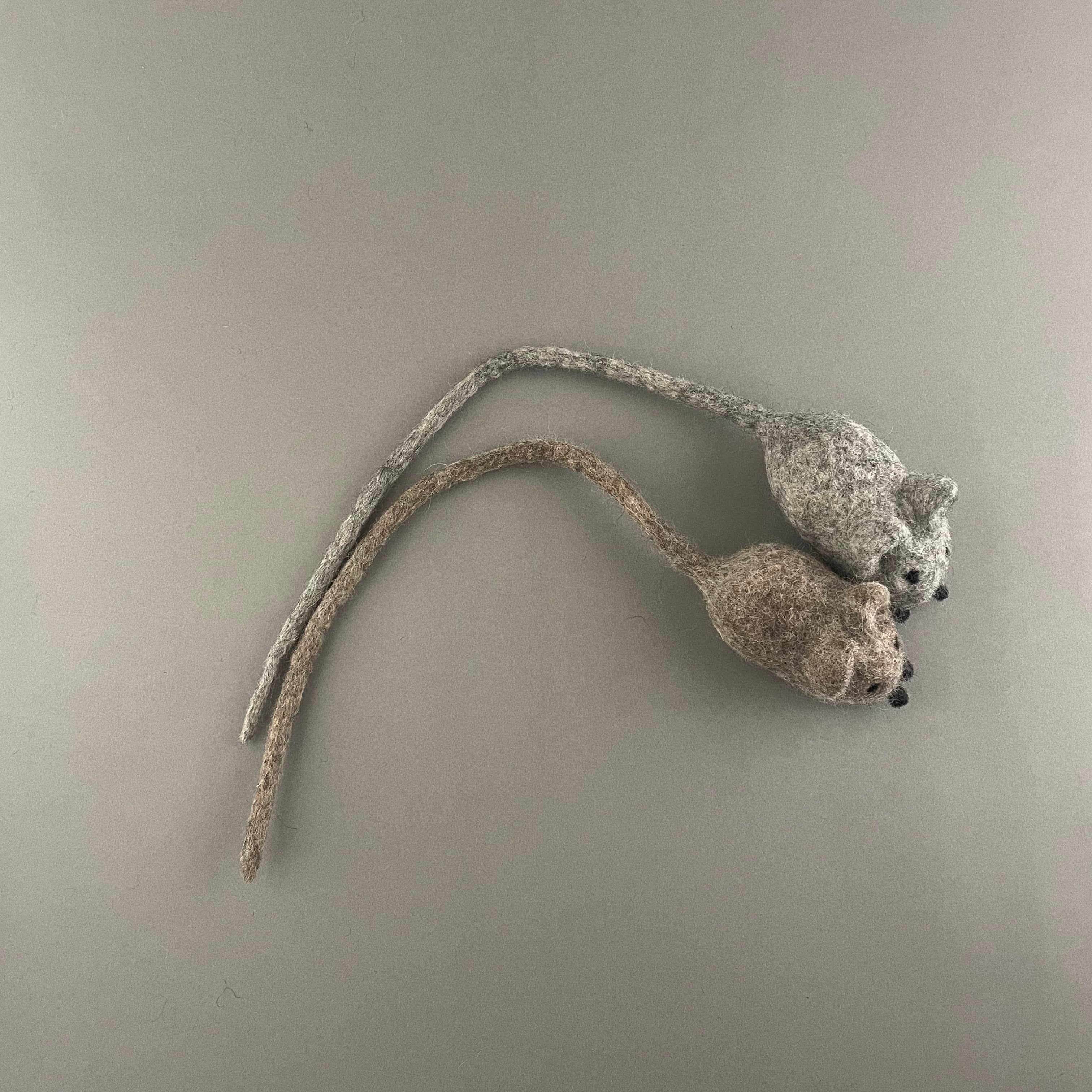 Souris en feutre doux pour chat grise