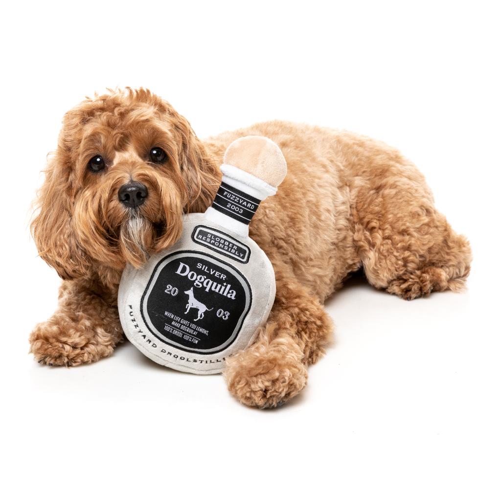 Chien avec peluche bouteille Dogquila FuzzYard
